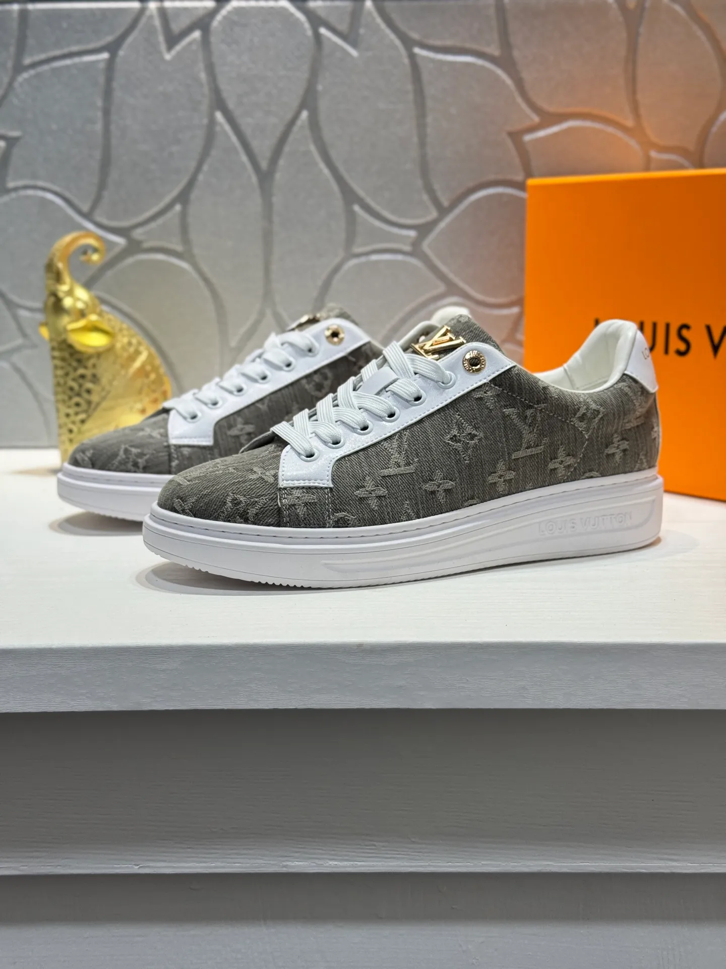 Men's shoes 💰400 [New style] 🐞🐞Top original order - LV [Louis Vuitton] counter new men's casual series! 🔥Globally limited edition💯The upper is made of cowhide with sheepskin lining➕Original rubber outsole, which is lighter and non-slip. Fashion focuses on trends, versatile and hot styles, simple yet tasteful! Exudes a fashionable and casual atmosphere, fashion is at your feet, and you are full of confidence! Multiple colors available. A must-have for fashionistas! Size: 38-44 (45 customized